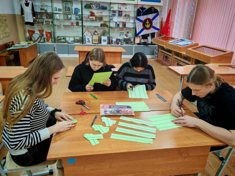 Школьники приняли участие в акции "Ленточка Ленинградской Победы".